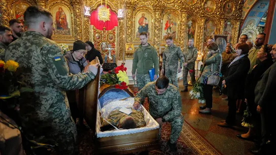 Familiares, amigos y compañeros del difunto militar ucraniano Oleksii Khabatiuk asisten a su funeral. Familiares, amigos y compañeros del difunto militar ucraniano Oleksii Khabatiuk asisten a su funeral.