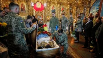 Familiares, amigos y compañeros del difunto militar ucraniano Oleksii Khabatiuk asisten a su funeral.