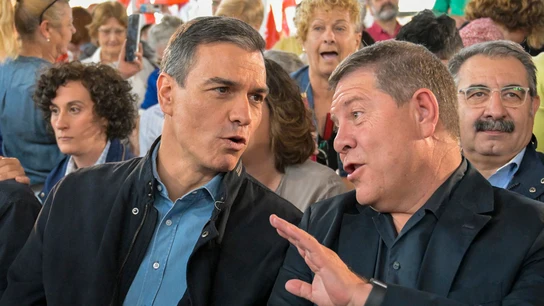 El presidente del Gobierno, Pedro Sánchez y el presidente de Castilla-La Mancha García-Page García-Page crítica ante Sánchez los pactos con Bildu: "Con los asesinos de ETA ni a la vuelta de la esquina"