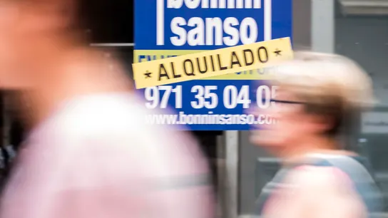 Imagen de archivo de un cartel de alquiler. Imagen de archivo de un cartel de alquiler.