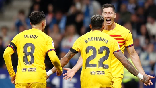 Lewandowski celebra un gol con Pedri y con Raphinha Lewandowski celebra un gol con Pedri y con Raphinha