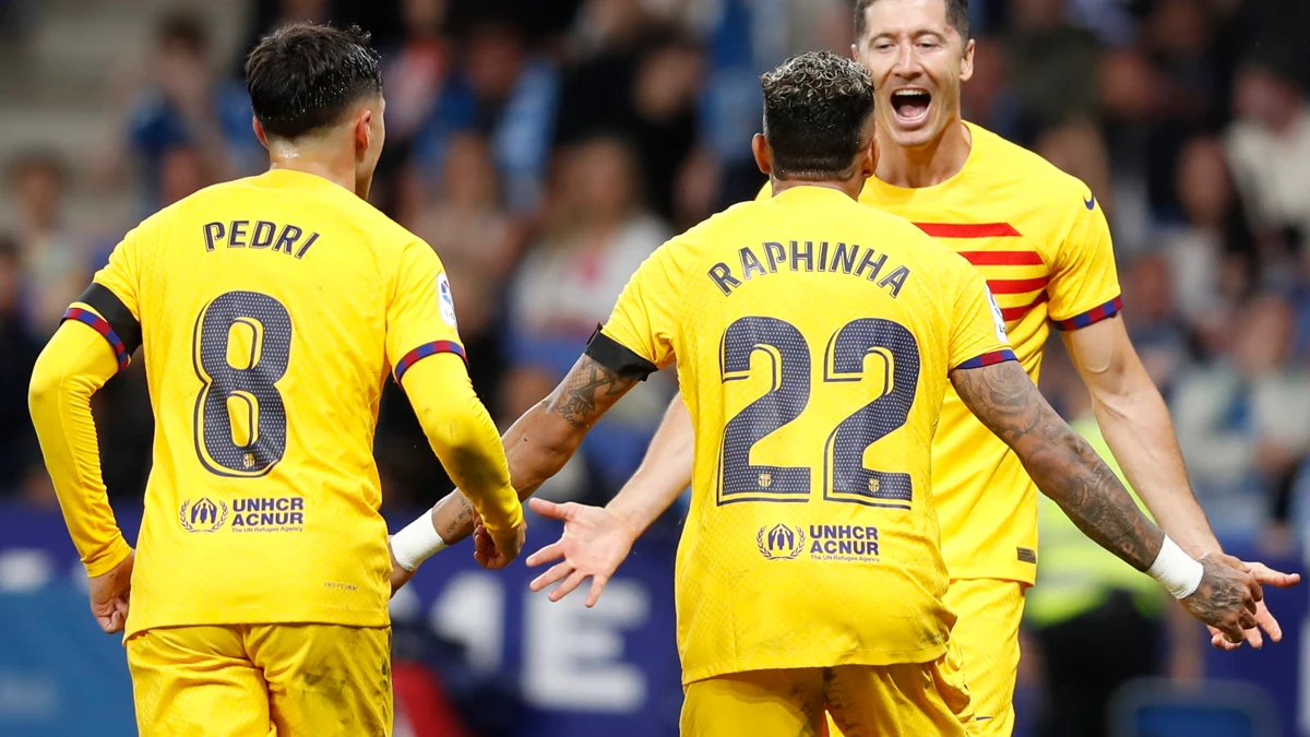 Lewandowski celebra un gol con Pedri y con Raphinha