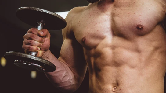 Imagen de un hombre en el gimnasio Imagen de un hombre en el gimnasio