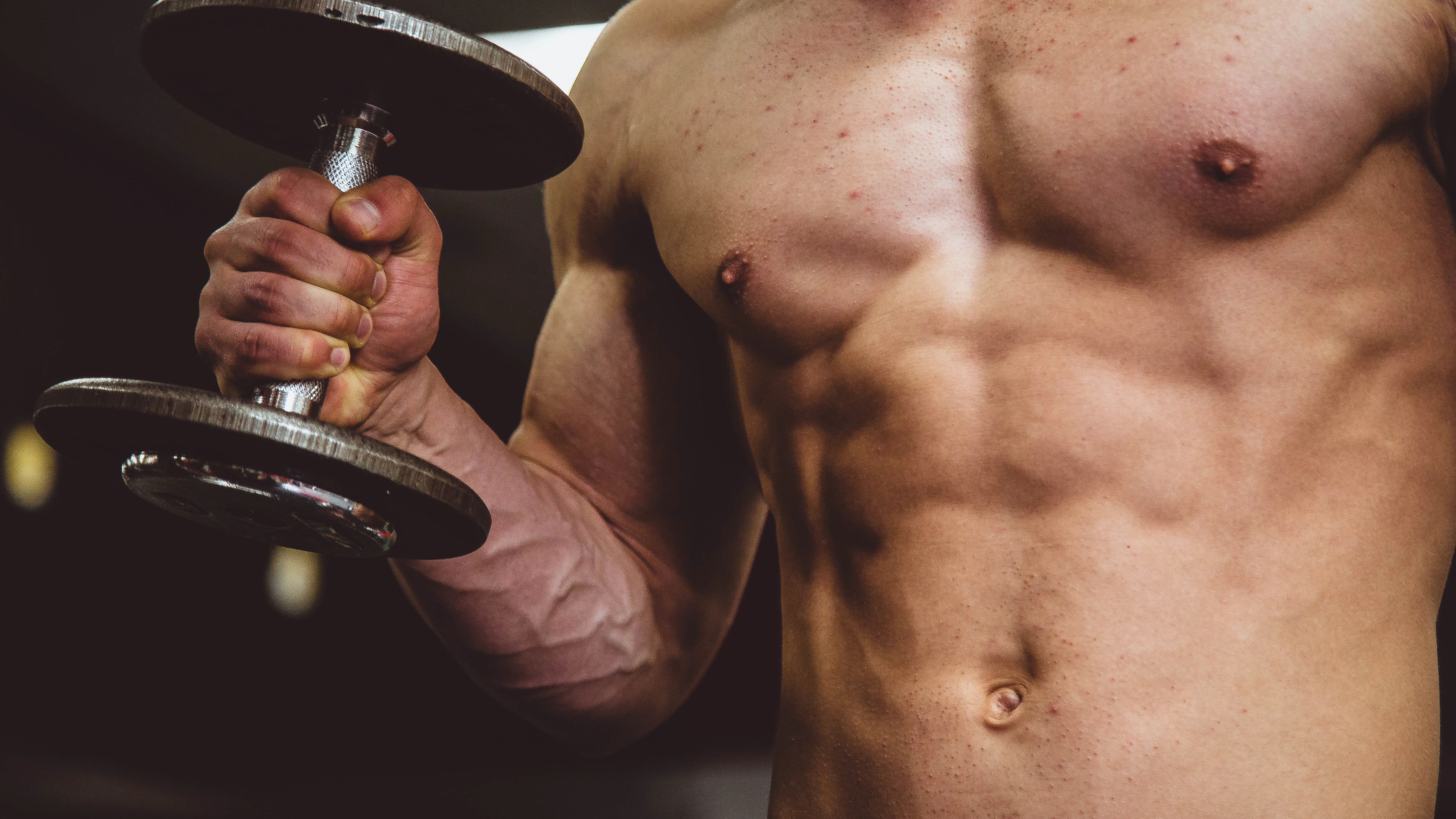 Imagen de un hombre en el gimnasio