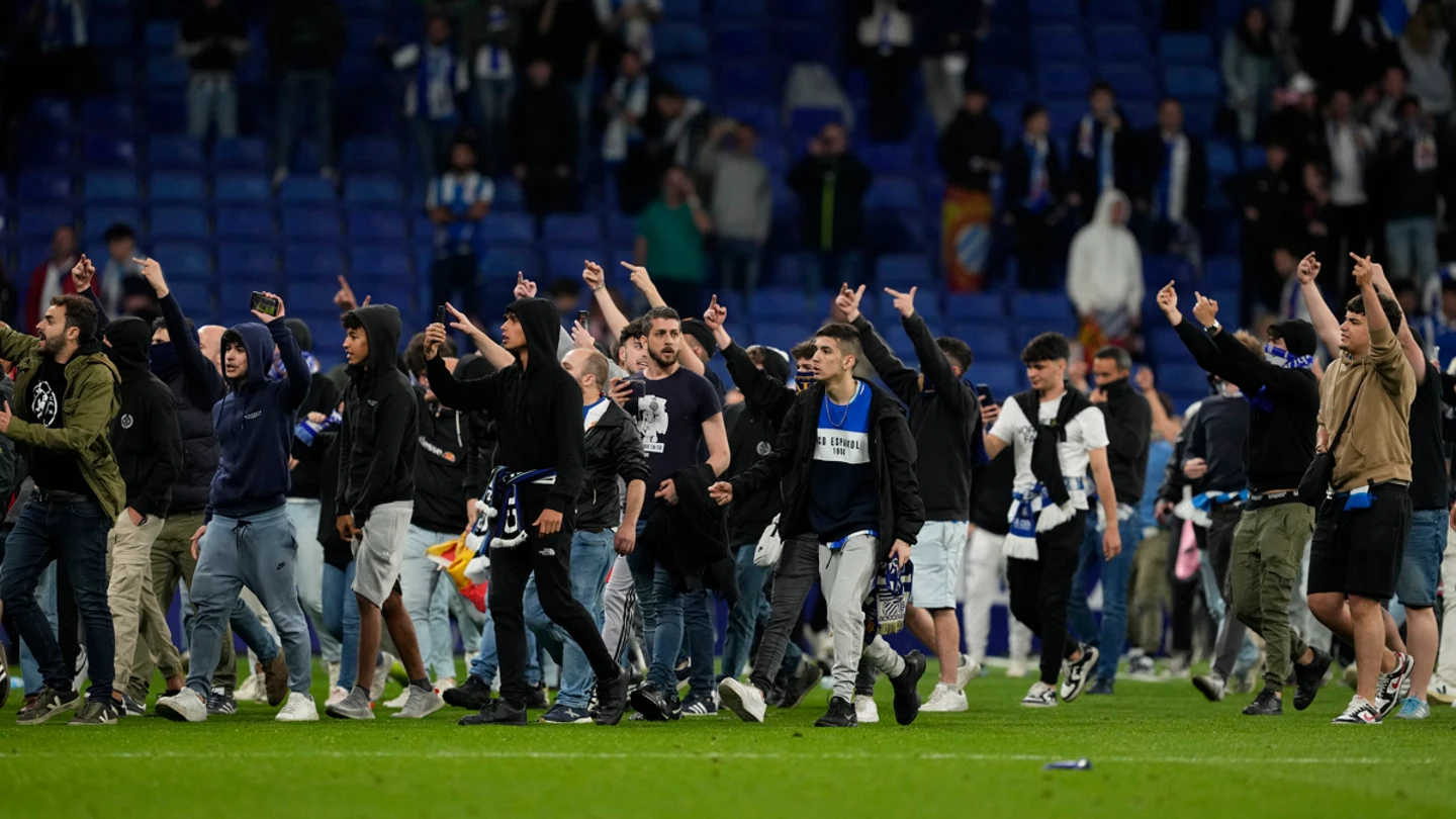 Radicales del Espanyol invaden su propio campo Radicales del Espanyol invaden su propio campo