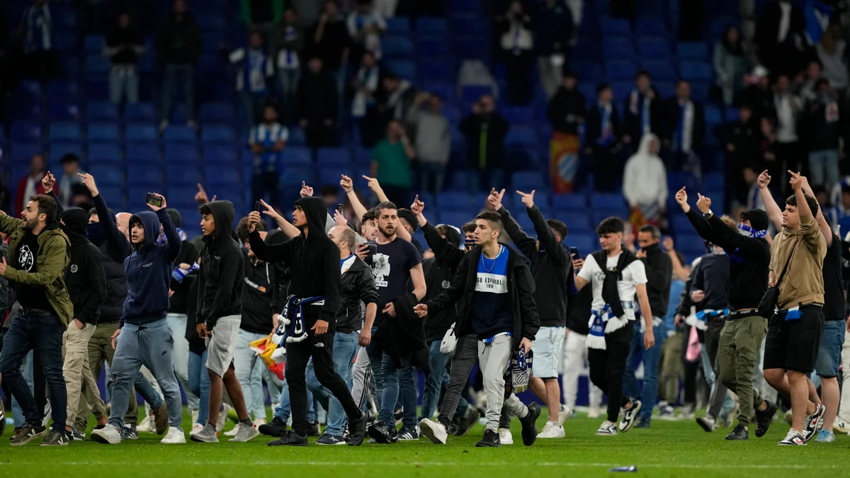 Radicales del Espanyol invaden su propio campo