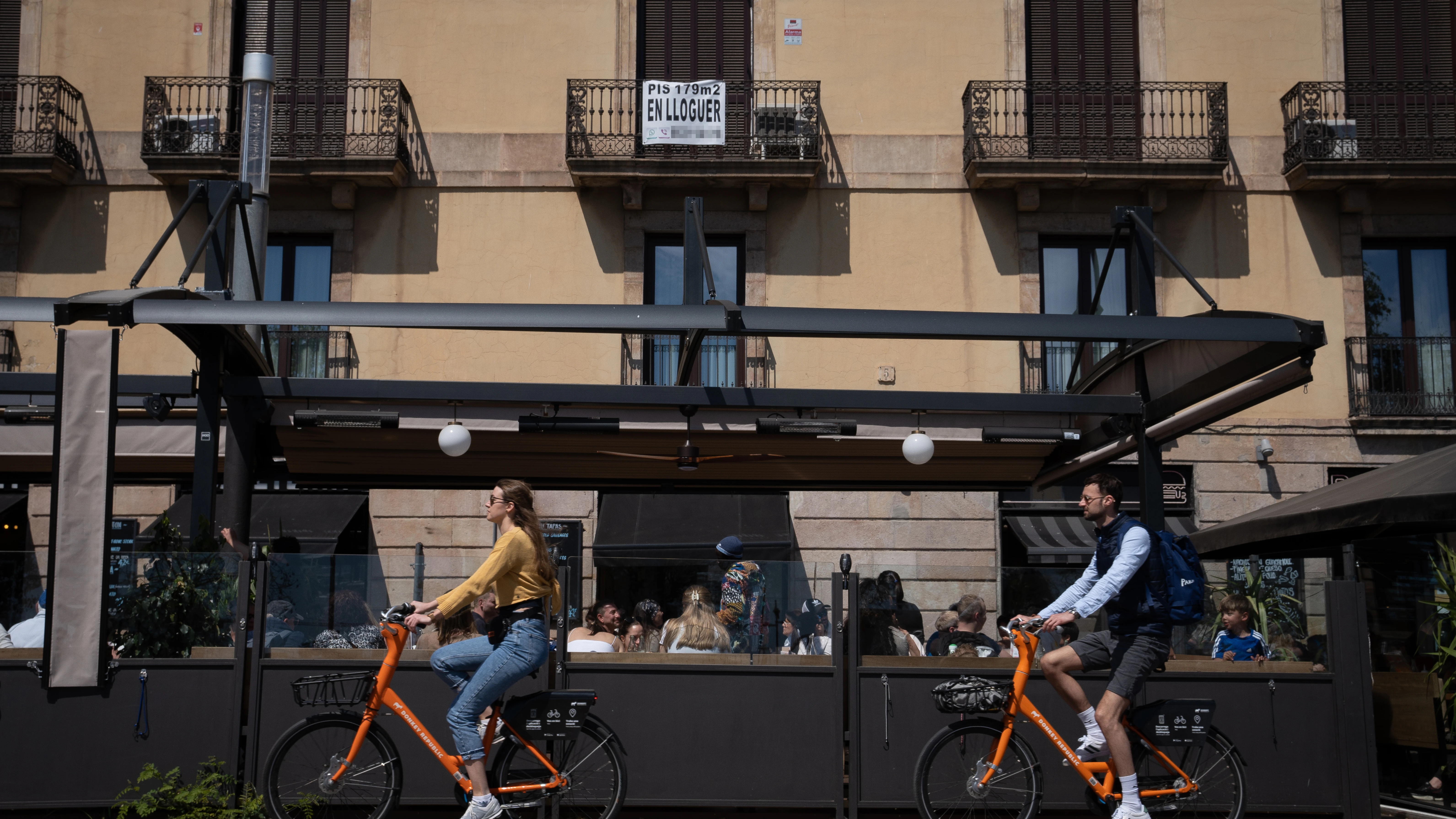 Cartel de venta en una fachada de un edificio, a 25 de abril de 2023, en Barcelona, Catalunya (España).