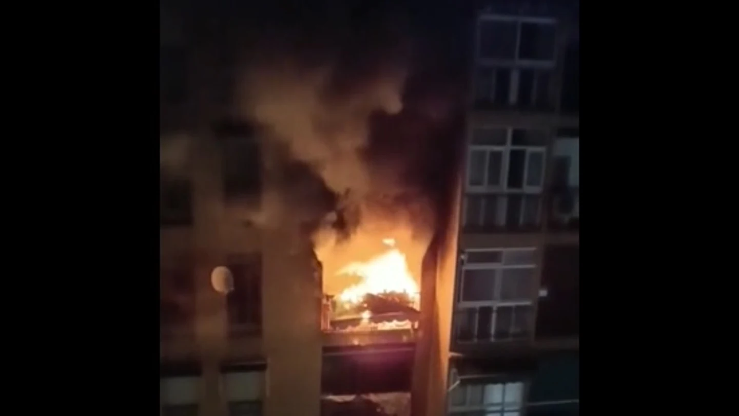 Imagen del incendio en el que ha muerto un niño en Granada Imagen del incendio en el que ha muerto un niño en Granada