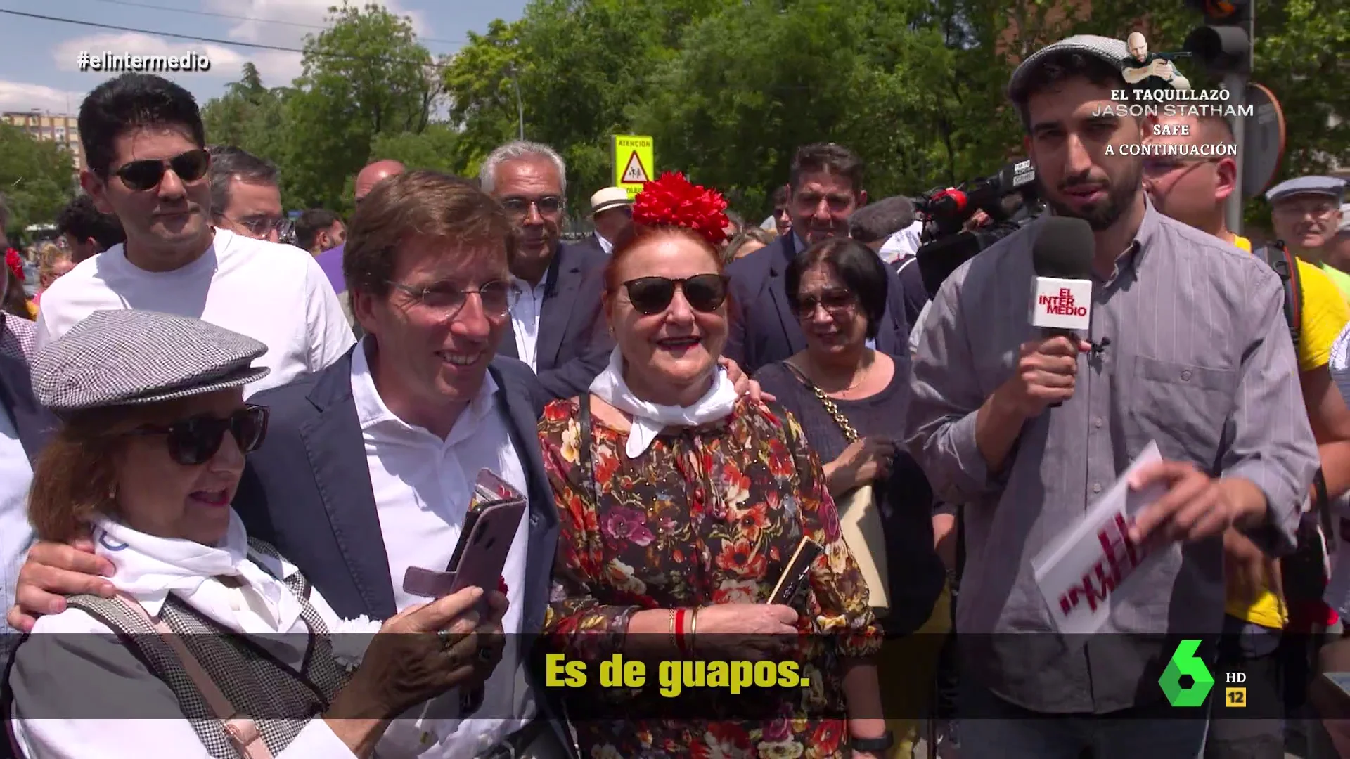 Isma Juárez combina ambiente castizo y campaña electoral en plenas fiestas de San Isidro y conversa con Begoña Villacís, con la que incluso 'baila' un chotis, y con el alcalde José Luis Martínez-Almeida. El momento, en este vídeo de El Intermedio.