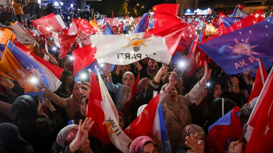 Los partidarios de Erdogan ondean banderas fuera de la sede del Partido AK Los partidarios de Erdogan ondean banderas fuera de la sede del Partido AK