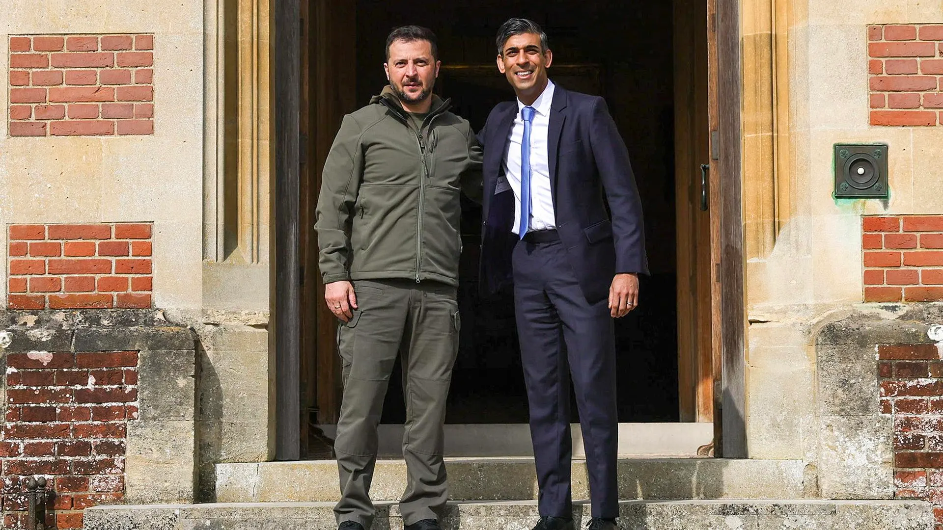 Rishi Sunak da la bienvenida al presidente de Ucrania, Volodímir Zelenski, en la residencia campestre de Chequers. Rishi Sunak da la bienvenida al presidente de Ucrania, Volodímir Zelenski, en la residencia campestre de Chequers.
