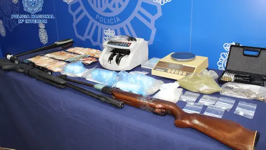 Imagen facilitada por la Policía Nacional de dinero y armas incautados Imagen facilitada por la Policía Nacional de dinero y armas incautados