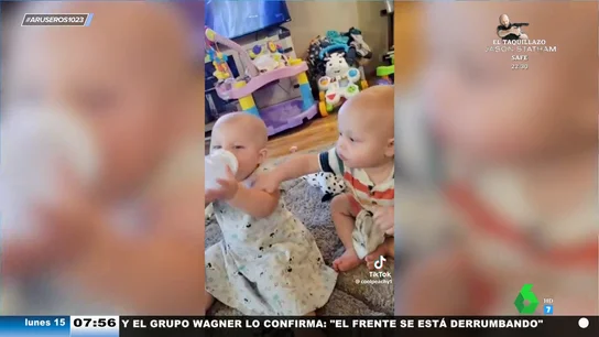 La cómica pelea entre dos bebés por un biberón: así noquea a su hermana sin miramientos La cómica pelea entre dos bebés por un biberón: así noquea a su hermana sin miramientos