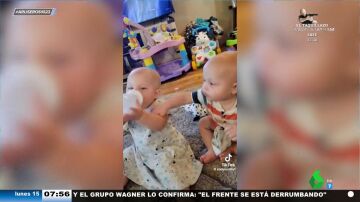 La cómica pelea entre dos bebés por un biberón: así noquea a su hermana sin miramientos