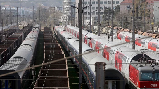 Trenes estacionados en una estación en Viena, Austria, en una imagen de archivo Trenes estacionados en una estación en Viena, Austria, en una imagen de archivo