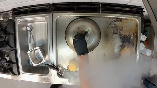 "Llama a los bomberos, que lo quemamos todo": el desorden y la lentitud de una cocinera desespera al jefe infiltrado "Llama a los bomberos, que lo quemamos todo": el desorden y la lentitud de una cocinera desespera al jefe infiltrado
