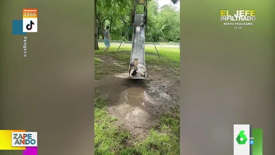 EL video viral de un niño que frena en el tobogán para no caer al barro EL video viral de un niño que frena en el tobogán para no caer al barro