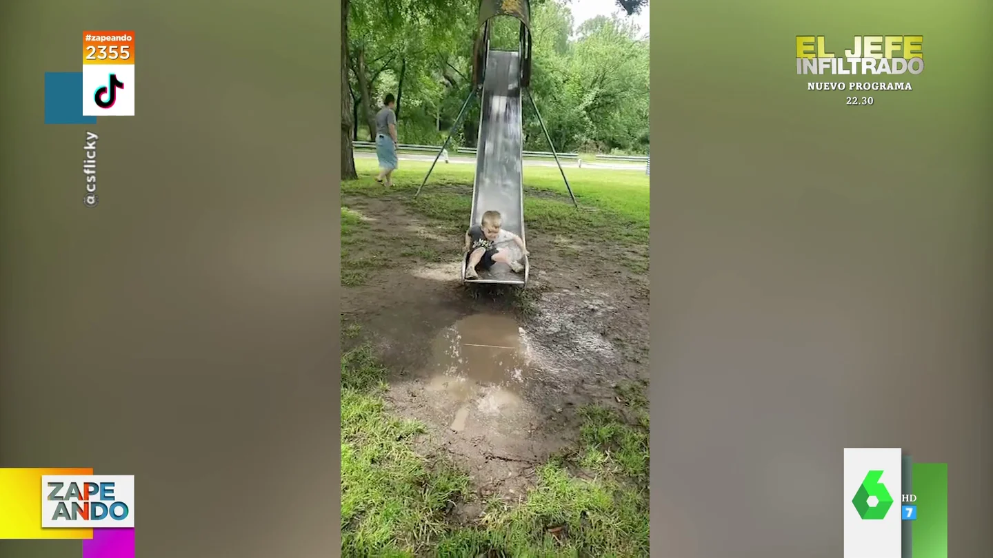 EL video viral de un niño que frena en el tobogán para no caer al barro EL video viral de un niño que frena en el tobogán para no caer al barro