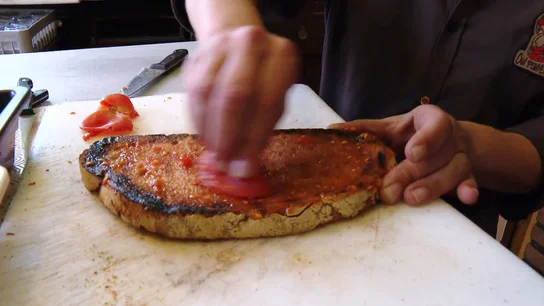 ¿Cataluña o Murcia? Esta es la región donde nació el pan tumaca Como con los bailes tradicionales o los acentos, en cada región también presume de su gastronomía. En este vídeo, laSexta Columna lo comprueba con el pa amb tumàquet, o pan con tomate, que reclaman como suyo en Cataluña y Murcia.