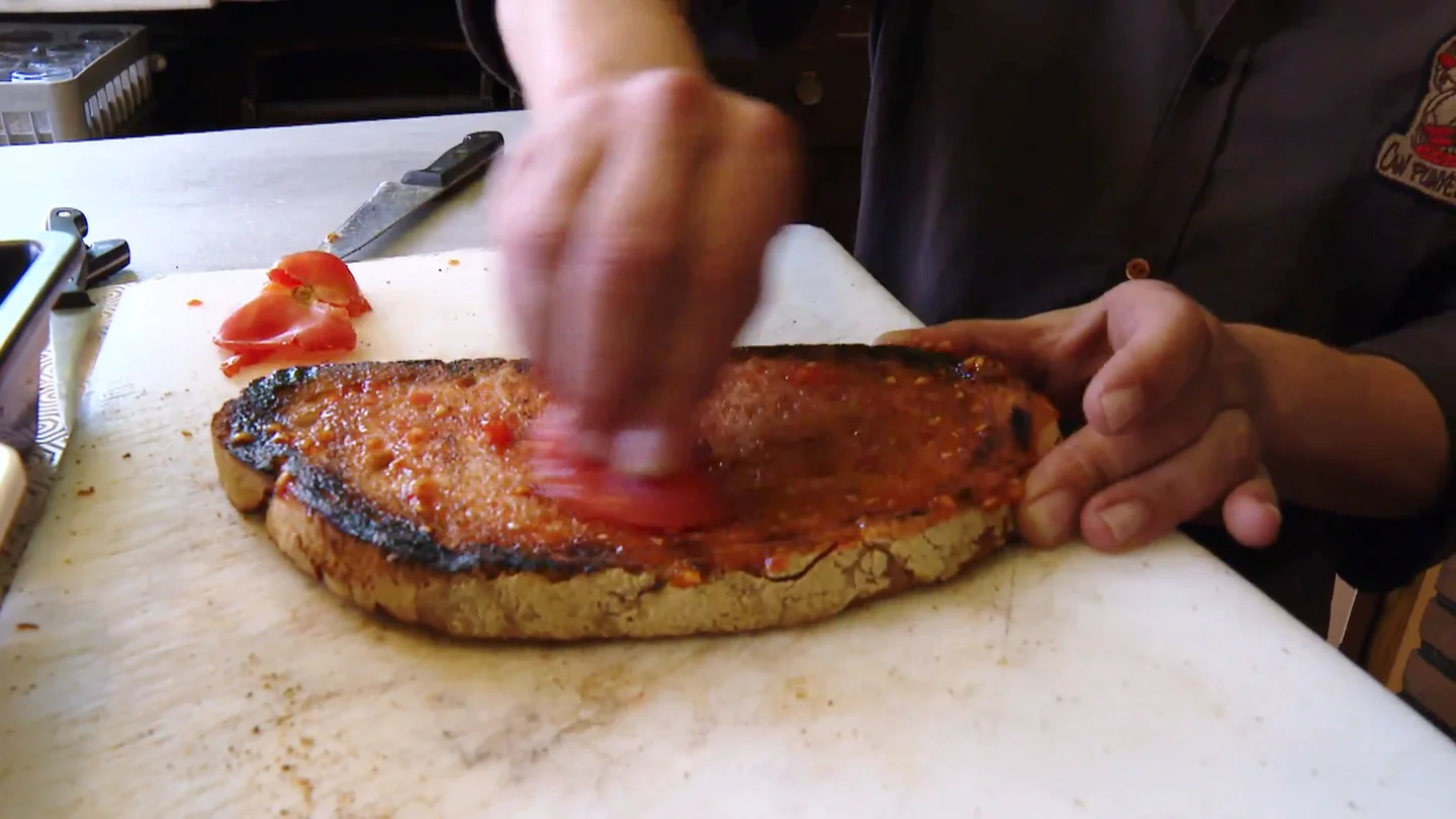 ¿Cataluña o Murcia? Esta es la región donde nació el pan tumaca Como con los bailes tradicionales o los acentos, en cada región también presume de su gastronomía. En este vídeo, laSexta Columna lo comprueba con el pa amb tumàquet, o pan con tomate, que reclaman como suyo en Cataluña y Murcia.