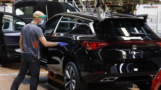 Un trabajador de la línea de producción del Seat León de la fábrica de Martorell (Barcelona) de Seat Un trabajador de la línea de producción del Seat León de la fábrica de Martorell (Barcelona) de Seat