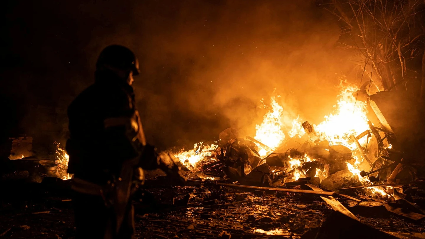 Un bombero trabaja en una zona de Kyiv dañada por restos de misiles rusos Un bombero trabaja en una zona de Kyiv dañada por restos de misiles rusos