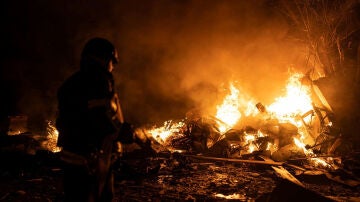 Un bombero trabaja en una zona de Kyiv dañada por restos de misiles rusos