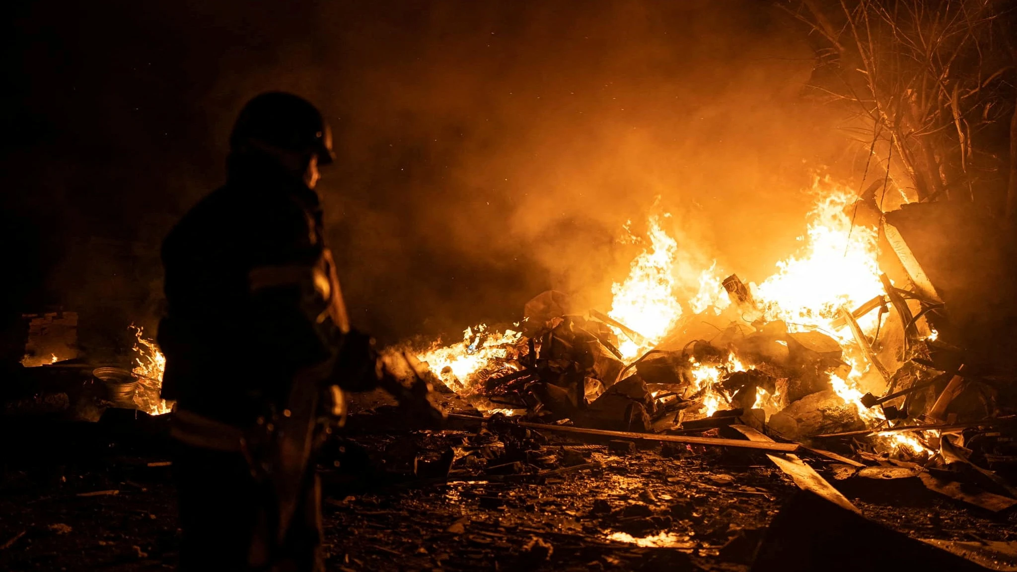 Un bombero trabaja en una zona de Kyiv dañada por restos de misiles rusos