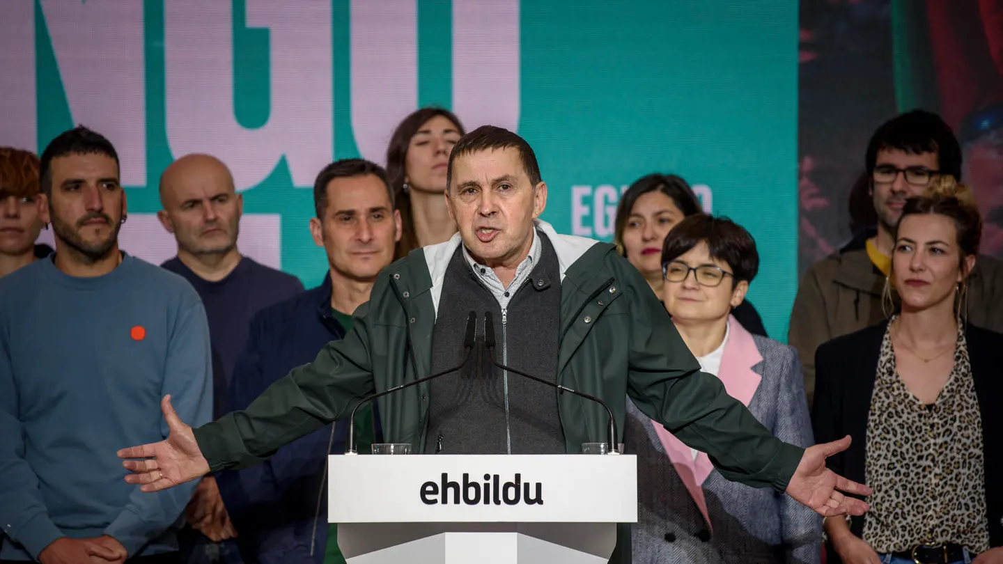 El coordinador general de EH Bildu, Arnaldo Otegi, en un acto en la Plaza Nueva de Bilbao. El coordinador general de EH Bildu, Arnaldo Otegi, en un acto en la Plaza Nueva de Bilbao.