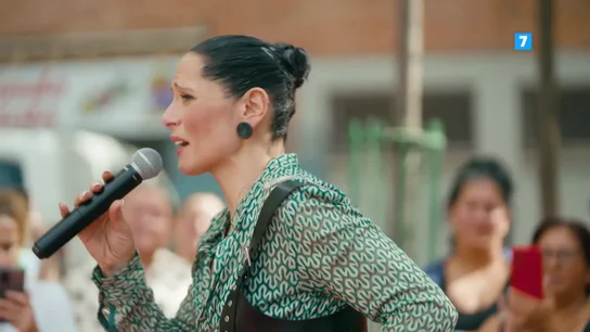 Hoy, en El camino a casa, Rosa López vuelve al barrio del que renegó al hacerse famosa de la mano de Albert Espinosa Hoy, en El camino a casa, Rosa López vuelve al barrio del que renegó al hacerse famosa de la mano de Albert Espinosa