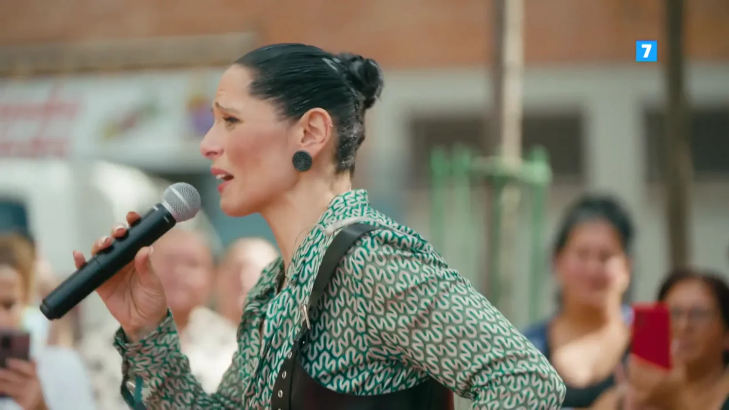 Hoy, en El camino a casa, Rosa López vuelve al barrio del que renegó al hacerse famosa de la mano de Albert Espinosa Hoy, en El camino a casa, Rosa López vuelve al barrio del que renegó al hacerse famosa de la mano de Albert Espinosa