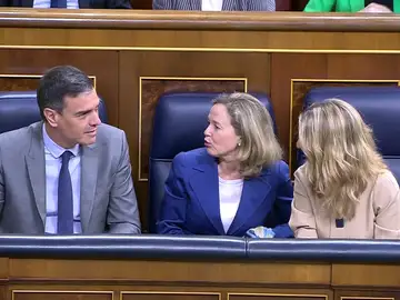Sánchez, Calviño y Díaz conversan en la sesión de control