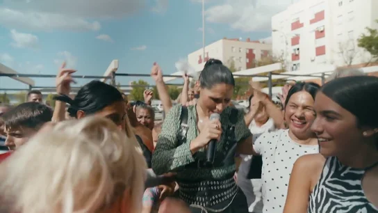 Rosa López canta 'Esa no soy yo' arropada por su barrio de la infancia: así fue el emocionante reencuentro Rosa López canta 'Esa no soy yo' arropada por su barrio de la infancia: así fue el emocionante reencuentro