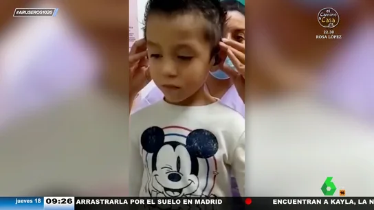 La emoción de un niño con problemas auditivos cuando escucha la voz de su padre por primera vez La emoción de un niño con problemas auditivos cuando escucha la voz de su padre por primera vez