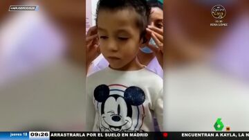 La emoción de un niño con problemas auditivos cuando escucha la voz de su padre por primera vez
