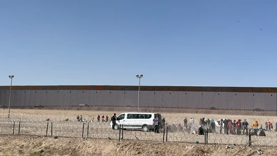 Migrantes tratan de cruzar la frontera entre México y Estados Unidos Migrantes tratan de cruzar la frontera entre México y Estados Unidos