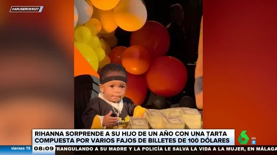 Rihanna sorprende a su hijo de un año con una tarta de cumpleaños llena de billetes Rihanna sorprende a su hijo de un año con una tarta de cumpleaños llena de billetes