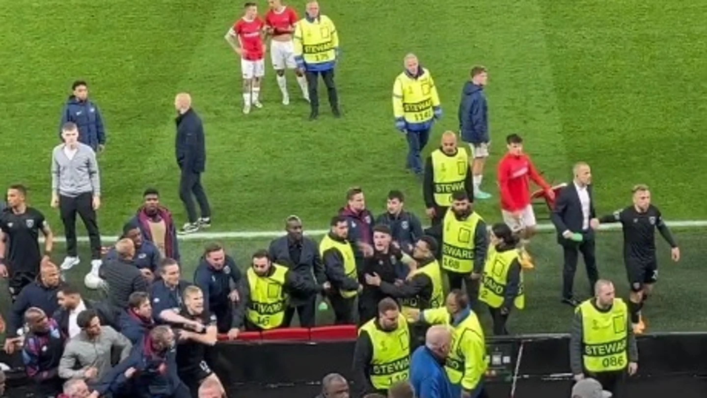 Pelea entre ultras y jugadores Pelea entre ultras y jugadores