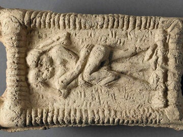 Modelo babilónico de arcilla con el primer beso documentado hace 4.500 años