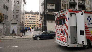Las mellizas muertas en Oviedo subieron a un sexto piso desde el cuarto y se arrojaron al vacío