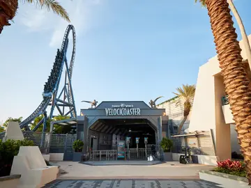 La entrada de la vertiginosa montaña rusa Velocicoaster La entrada de la vertiginosa montaña rusa Velocicoaster
