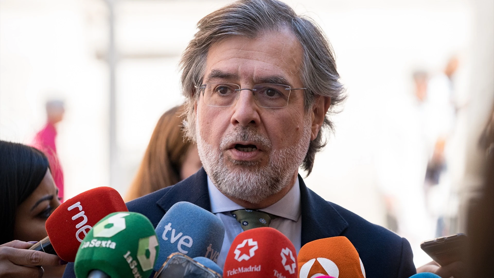 El vocal del Comité Ejecutivo de la APM, Juan José Carbonero, atiende a medios a su llegada a una reunión con el Ministerio de Justicia