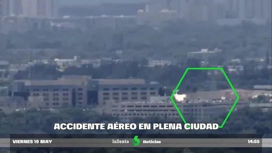 Las impactantes imágenes del accidente de una avioneta en el centro de Los Ángeles Las impactantes imágenes del accidente de una avioneta en el centro de Los Ángeles