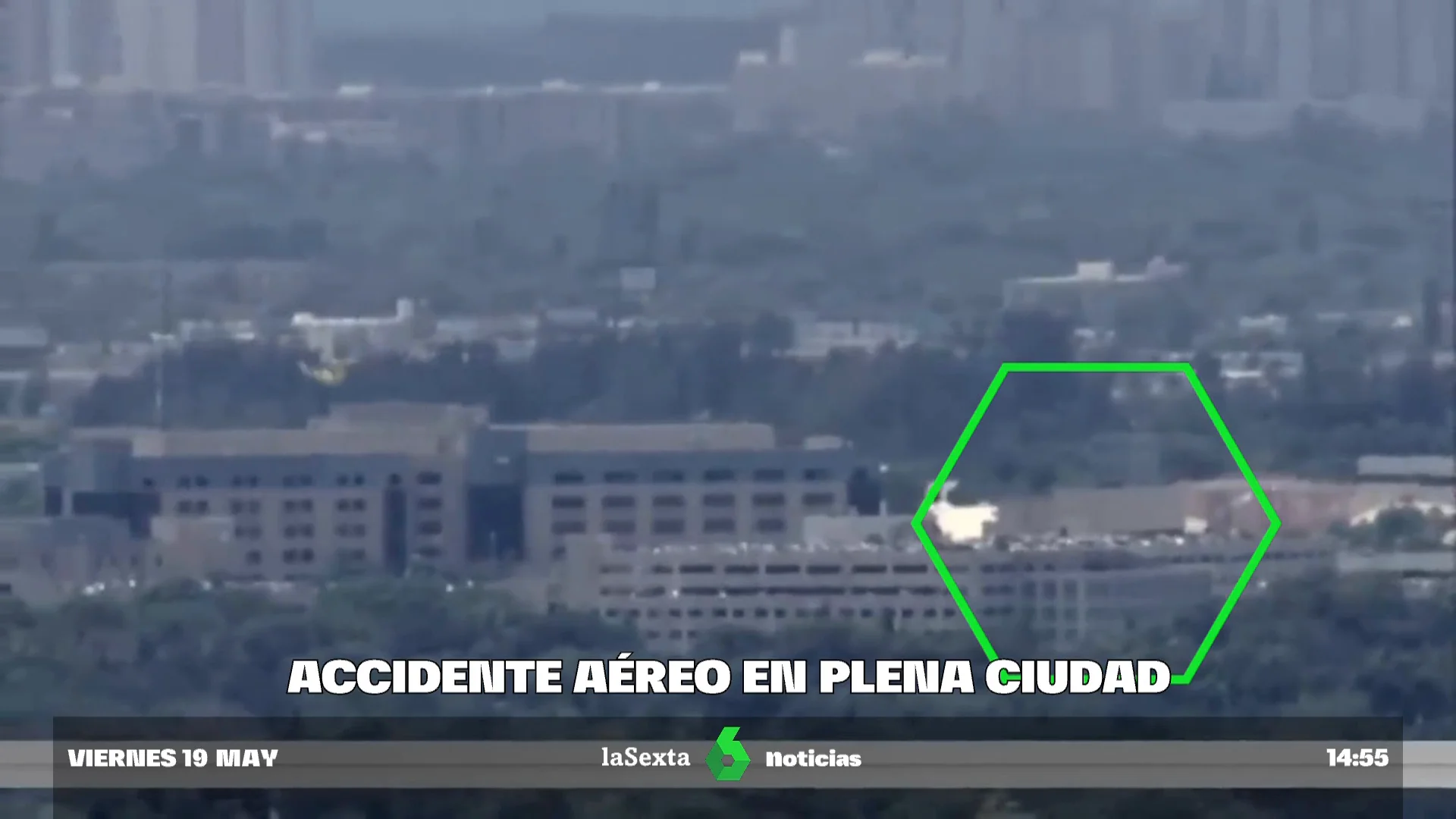 Las impactantes imágenes del accidente de una avioneta en el centro de Los Ángeles