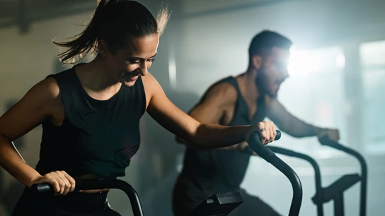 Bicicleta estática, elíptica o cinta de correr: ¿Cuál es mejor para aumentar tu resistencia aeróbica y cardiaca? Bicicleta estática, elíptica o cinta de correr: ¿Cuál es mejor para aumentar tu resistencia aeróbica y cardiaca?