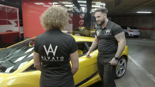 Un empleado de Alvato Luxury sorprende a la jefa infiltrada con su habilidad para el inglés: "Es gracias a Justin Bieber" Un empleado de Alvato Luxury sorprende a la jefa infiltrada con su habilidad para el inglés: "Es gracias a Justin Bieber"