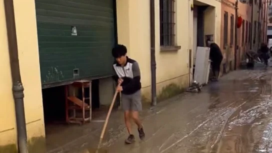 Yuki Tsunoda ayuda a limpiar las calles de Faenza tras las inundaciones en Imola Yuki Tsunoda ayuda a limpiar las calles de Faenza tras las inundaciones en Imola