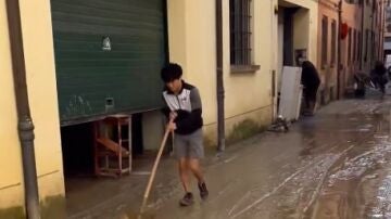  Yuki Tsunoda ayuda a limpiar las calles de Faenza tras las inundaciones en Imola