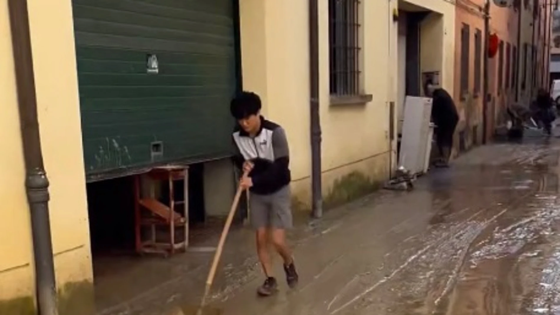  Yuki Tsunoda ayuda a limpiar las calles de Faenza tras las inundaciones en Imola