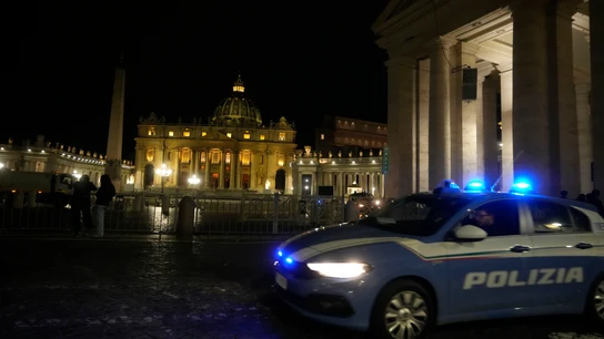 Detenido un hombre tras saltarse el control de seguridad e irrumpir con su coche en el Vaticano Detenido un hombre tras saltarse el control de seguridad e irrumpir con su coche en el Vaticano